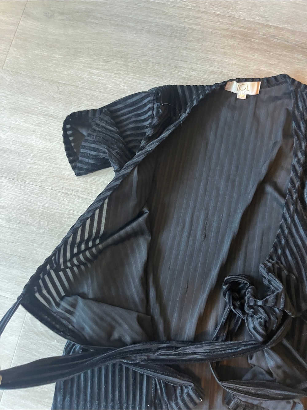 JCL Velvet Wrap Top - Picture 4 of 6